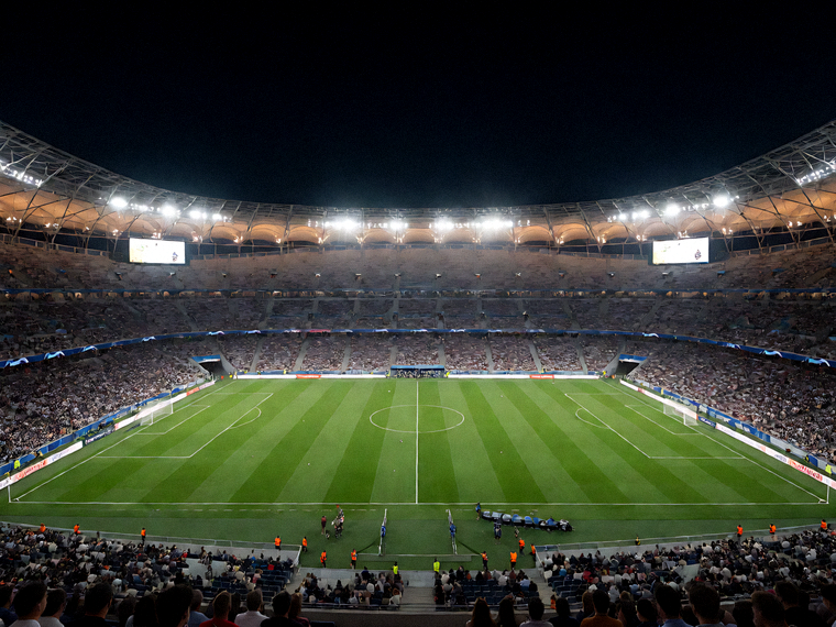 夜晚大型足球场看台亮灯与草坪全景